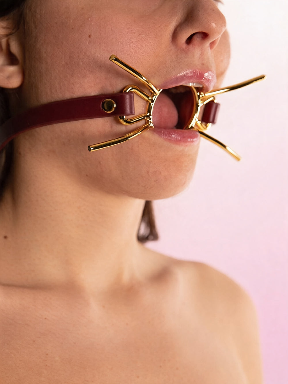 SPREAD KISS COLLAR